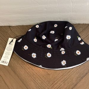 NWT Alice + Olivia by Stacey Bendet Reversible beach sun Bucket Hat Daisy Black